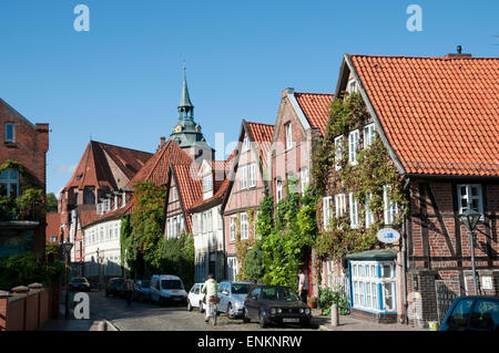 Haeuser in der Altstadtgasse auf dem Meere mit St. Michaelis, Altstadt, Lueneburg, Niedersachsen, Deutschland Foto Stock