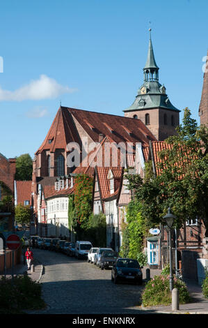 Haeuser in der Altstadtgasse auf dem Meere mit St. Michaelis, Altstadt, Lueneburg, Niedersachsen, Deutschland | Case in stree Foto Stock