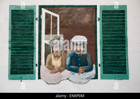 Bild un Hauswand mit altem Paar im Fenster, Jork, Altes Land, Niedersachsen, Deutschland | immagine sul muro di casa del giovane in w Foto Stock