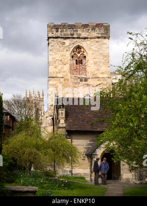 Chiesa della Santa Trinità Goodramgate in primavera con York Minster dietro York Yorkshire Inghilterra Foto Stock