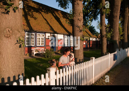 Agriturismo con vecchi alberi, Berge, Artland, Oldenburger Muensterland, Bassa Sassonia, Germania Foto Stock