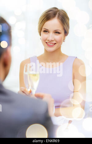 Coppia con bicchieri di champagne presso il ristorante Foto Stock