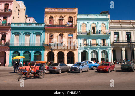 Gli edifici colorati in una strada a l'Avana, Cuba Foto Stock