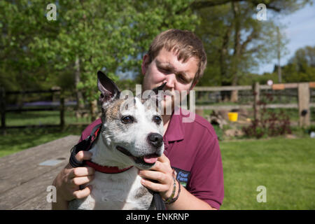 Staffordshire Bull Terrier Marvin è stato salvato da eutanasia da puledro Farm Animal rescue center Foto Stock