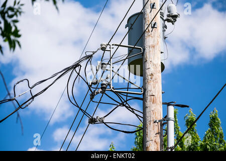Impianto elettrico, telefono e i fili del cavo su un polo utilità in una città di Oklahoma, Oklahoma, Stati Uniti d'America quartiere. Foto Stock