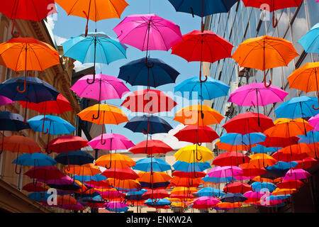 Ombrelloni colorati appesi a Belgrado Foto Stock
