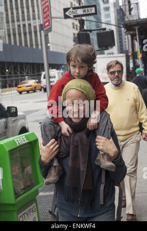 Madre e figlio sulla 6th Avenue nel centro di Manhattan, New York. Foto Stock