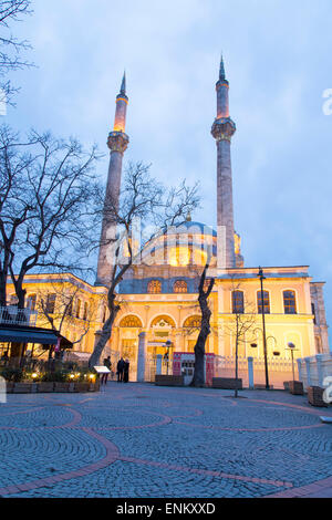 La Moschea Ortakoy vista in Ortakoy. La Moschea Ortakoy ufficialmente il Buyuk Mecidiye Camii Foto Stock