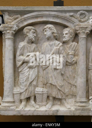 Christian-Roman. Parte anteriore del sarcofago colonnari. Scene bibliche. 350-375 d.c. La moltiplicazione dei pani e dei pesci. Foto Stock