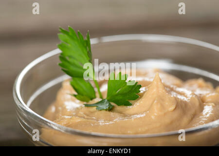 Chiudere il recipiente con fatti in casa carne pate Foto Stock