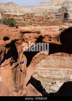 Gli spettatori di guardare un alpinista. Scena da Cassidy Arch, Capitol Reef National Park nello Utah. Foto Stock