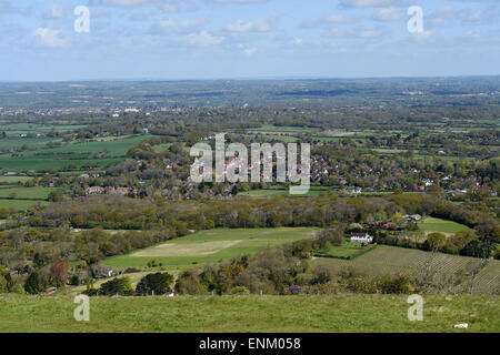 Ditchling beacon riserva naturale su South Downs modo Sussex Regno Unito - villaggio rurale di Ditchling come visto dal faro a luce rotante Foto Stock