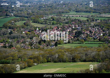 Ditchling beacon riserva naturale su South Downs modo Sussex Regno Unito - villaggio rurale di Ditchling come visto dal faro a luce rotante Foto Stock