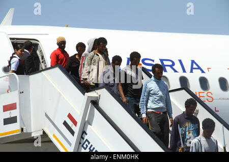 Il Cairo, Egitto. Il 7 maggio, 2015. Etiopi a piedi verso il basso a partire da un piano al Cairo dall'Aeroporto Internazionale del Cairo, in Egitto, il 7 maggio 2015. Un gruppo di Etiopi liberato da militante islamico rapitori in Libia è arrivato al Cairo giovedì e statali Nile TV segnalati. © Mostafa Gomaa/Xinhua/Alamy Live News Foto Stock