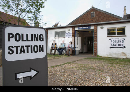 Londra, Regno Unito. Il 7 maggio, 2015. Elezioni generali: stazione di polling personale dai tre principali partiti politici conservatori, la manodopera e i liberali democratici godetevi il sole al di fuori di un seggio al London Borough of Merton, Greater London, England, Regno Unito Credito: Jeff Gilbert/Alamy Live News Foto Stock