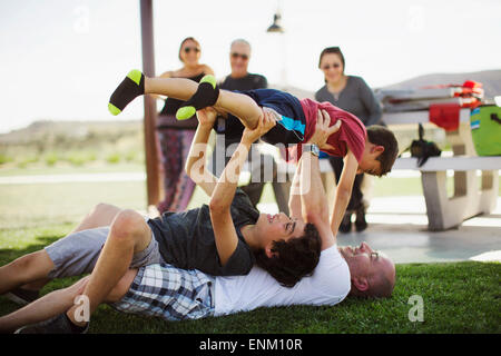 Una famiglia di origine ispanica gode di tempo insieme a un parco di San Diego, CA. Foto Stock