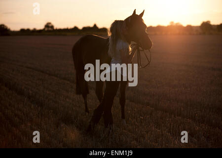 Una giovane donna baciare un cavallo arabo Foto Stock