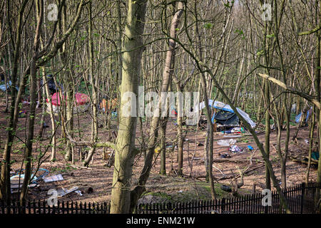 Le tende nella sezione orientale del 'Eco Villaggio' nel bosco di Runnymede con black fence eretta dal proprietario terriero. Foto Stock