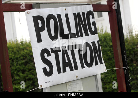 Stazione di polling firmare al di fuori di St Michaels Church Hall a Chichester, West Sussex, Regno Unito. Foto Stock