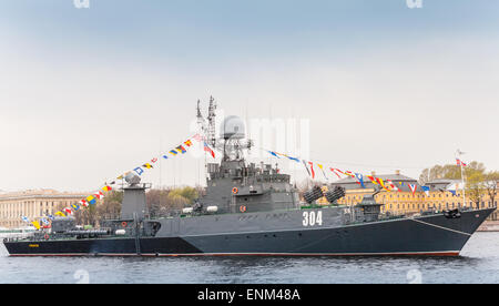 San Pietroburgo, Russia - 7 Maggio 2015: Nave da Guerra sta ormeggiato sul fiume Neva in previsione della parata militare del Naval Foto Stock