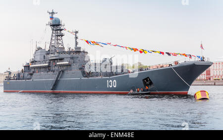 San Pietroburgo, Russia - 7 Maggio 2015: Nave da Guerra sul fiume Neva in previsione della parata militare delle forze navali Foto Stock