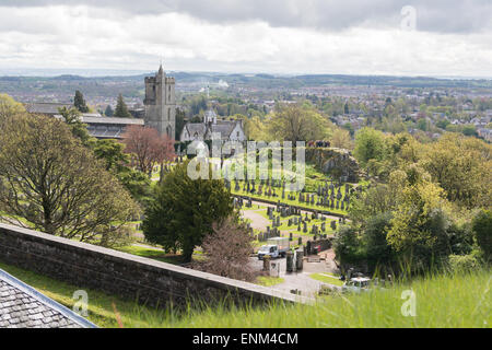 Vista dal castello di Stirling di un gruppo di turisti in piedi sulla sommità del Signore Rock, vecchio cimitero comunale Foto Stock