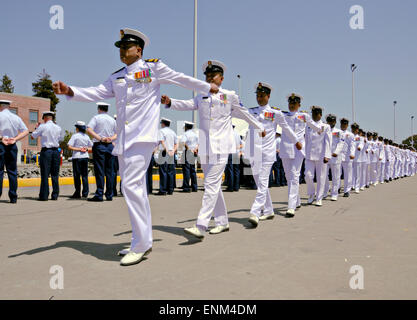 Membri del Bangladesh navy marzo verso la ex Guardacoste Rush durante una cerimonia di trasferimento su Coast Guard Isola Maggio 6, 2015 in Alameda, California. Taglierina Rush diventerà ora la BNS Somudra Avijan e servire il Bangladesh. Foto Stock