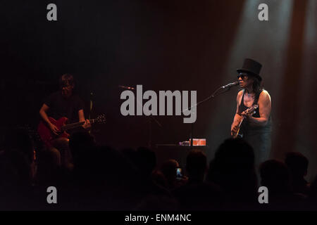 Sixto Diaz Rodríguez l'uomo dello zucchero interpreta la Royal Albert Hall. Soggetto del documentario vincitore dell'Oscar Searching for Sugar Man. Londra, Regno Unito. 7 maggio 2015. Foto Stock