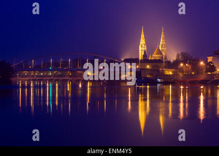 Vista notturna di Szeged città dall'altro lato della Tisza River-Hungary Foto Stock