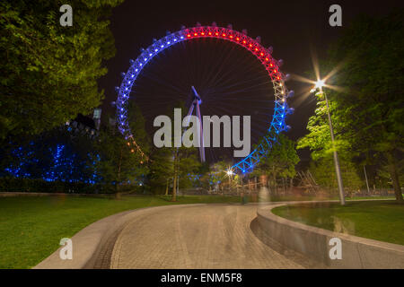 Il centro di Londra, Regno Unito. Il 7 maggio 2015. Il London Eye è accesa nel principale partito di colori a 10.00pm vicino dei sondaggi. Credito: Malcolm Park editoriale/Alamy Live News Foto Stock