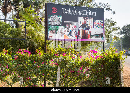 Ingresso stradale nome sign presso la popolare DakshinaChitra Heritage Museum vicino a Chennai, Tamil Nadu, nell India meridionale Foto Stock