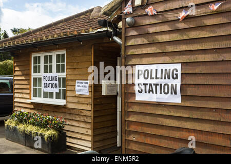 Stazione di polling con segni, per un Regno Unito elezione (gancio Heath, Woking, Surrey) Foto Stock