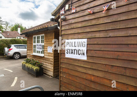 Stazione di polling con segni, per un Regno Unito elezione (gancio Heath, Woking, Surrey) Foto Stock