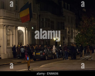 La polizia a guardia della Ambasciata della Romania a Londra il Belgrave Square dopo centinaia di angry rumeni hanno perso l'opportunità di votare. La Metropolitan Police erano chiamati ad un ordine pubblico incidente al di fuori dell'Ambasciata. Dotato di: vista,atmosfera dove: Londra, Regno Unito quando: 02 Nov 2014 Foto Stock