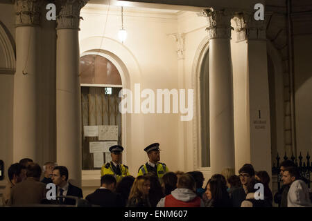 La polizia a guardia della Ambasciata della Romania a Londra il Belgrave Square dopo centinaia di angry rumeni hanno perso l'opportunità di votare. La Metropolitan Police erano chiamati ad un ordine pubblico incidente al di fuori dell'Ambasciata. Dotato di: vista,atmosfera dove: Londra, Regno Unito quando: 02 Nov 2014 Foto Stock