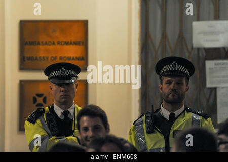 La polizia a guardia della Ambasciata della Romania a Londra il Belgrave Square dopo centinaia di angry rumeni hanno perso l'opportunità di votare. La Metropolitan Police erano chiamati ad un ordine pubblico incidente al di fuori dell'Ambasciata. Dotato di: vista,atmosfera dove: Londra, Regno Unito quando: 02 Nov 2014 Foto Stock