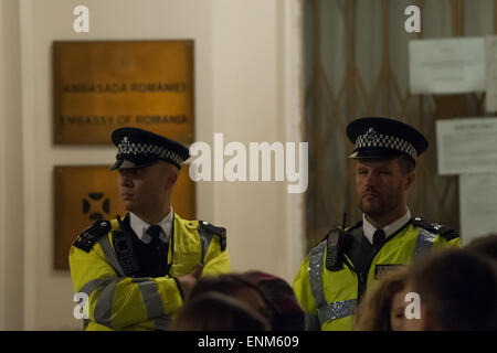 La polizia a guardia della Ambasciata della Romania a Londra il Belgrave Square dopo centinaia di angry rumeni hanno perso l'opportunità di votare. La Metropolitan Police erano chiamati ad un ordine pubblico incidente al di fuori dell'Ambasciata. Dotato di: vista,atmosfera dove: Londra, Regno Unito quando: 02 Nov 2014 Foto Stock