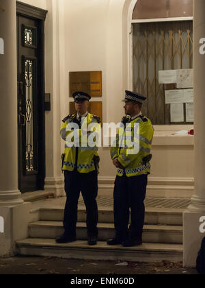 La polizia a guardia della Ambasciata della Romania a Londra il Belgrave Square dopo centinaia di angry rumeni hanno perso l'opportunità di votare. La Metropolitan Police erano chiamati ad un ordine pubblico incidente al di fuori dell'Ambasciata. Dotato di: vista,atmosfera dove: Londra, Regno Unito quando: 02 Nov 2014 Foto Stock