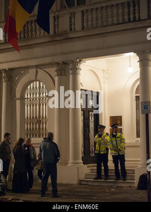 La polizia a guardia della Ambasciata della Romania a Londra il Belgrave Square dopo centinaia di angry rumeni hanno perso l'opportunità di votare. La Metropolitan Police erano chiamati ad un ordine pubblico incidente al di fuori dell'Ambasciata. Dotato di: vista,atmosfera dove: Londra, Regno Unito quando: 02 Nov 2014 Foto Stock