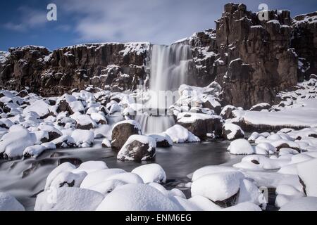 Marzo 27, 2015 - žIngvellir, Islanda - Scenic OÌˆxaraÌrfoss cascata corre dal fiume OÌˆxaraÌ, dopo un recente nevicata, sul Golden Circle Route in Ãžingvellir, Islanda © Daniel DeSlover/ZUMA filo/Alamy Live News Foto Stock