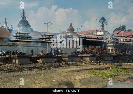 Tempio di Pashupatinath a Kathmandu, di cremazione ghats sulle rive del fiume Bagmati. Foto Stock