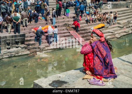 Tempio di Pashupatinath a Kathmandu, di cremazione ghats sulle rive del fiume Bagmati. Foto Stock