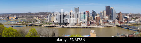 Lo skyline di Pittsburgh, in Pennsylvania, vetrine la città seduta nel punto di intersezione tra le sue tre fiumi. Foto Stock