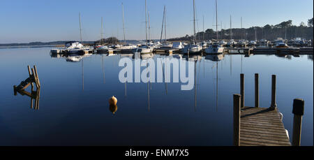 Velieri ormeggiati sul lago di sunrise Foto Stock