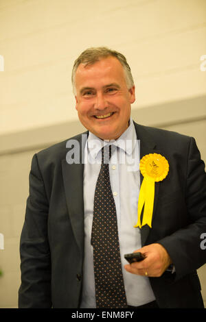 Aberaeron, Wales, Regno Unito. 8 Maggio, 2015. Lib candidato Dem MARK WILLIAMS conserva il suo posto come MP per Ceredigion nel Galles centrale, con una maggioranza di 3 mila oltre il suo Plaid Cymru challenger MIKE PARKER. Su un tasso di partecipazione del 69,1% ha interrogato 13,414 voti di Plaid Cymru 10,347 è e rimane la MP per la circoscrizione e uno di solo una piccola manciata di Lib Dem di soci in tutto il Regno Unito Photo credit: keith morris/Alamy Live News Foto Stock