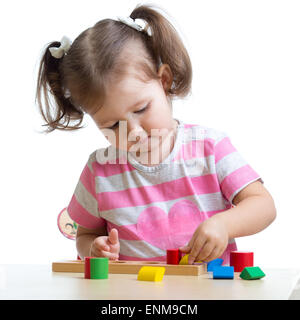 Bambino ragazza che gioca con puzzle giocattoli isolato Foto Stock