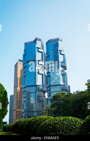 Hong Kong, Hong Kong - 17 Novembre 2014: Il centro di Lippo è una twin tower complesso grattacielo completato nel 1988 a 89 Queens Foto Stock