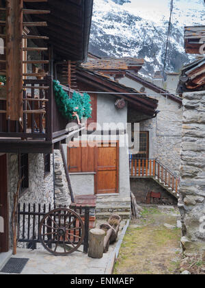 Case rustiche in La Thuile, Alpi Italiane Foto Stock