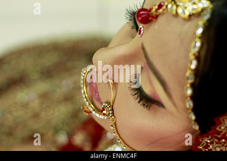 Un bellissimo Indian sposa in abito tradizionale Foto Stock