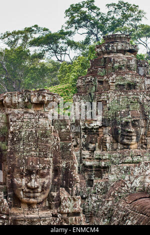 Facce di pietra al tempio Bayon a Angkor Wat in Siem Reap, Cambogia Foto Stock